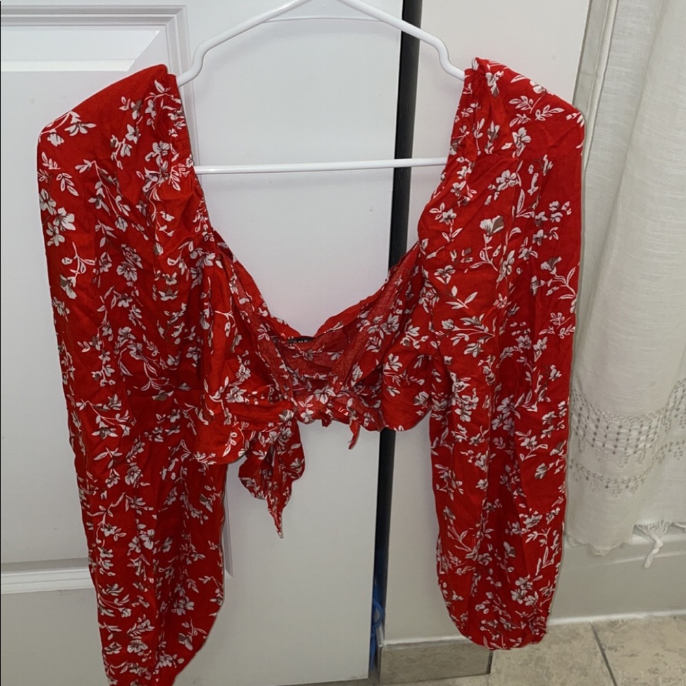 π€ 3/$15 Red Floral Print Knot Front Crop Top - Picture 4 of 6